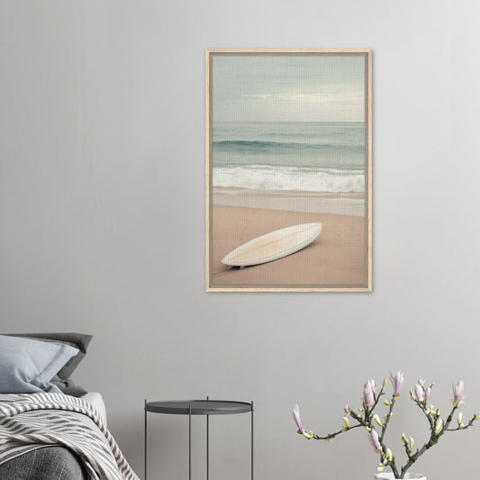 Verlassenes Surfbrett am Strand | Gerahmte Leinwand - Pixara