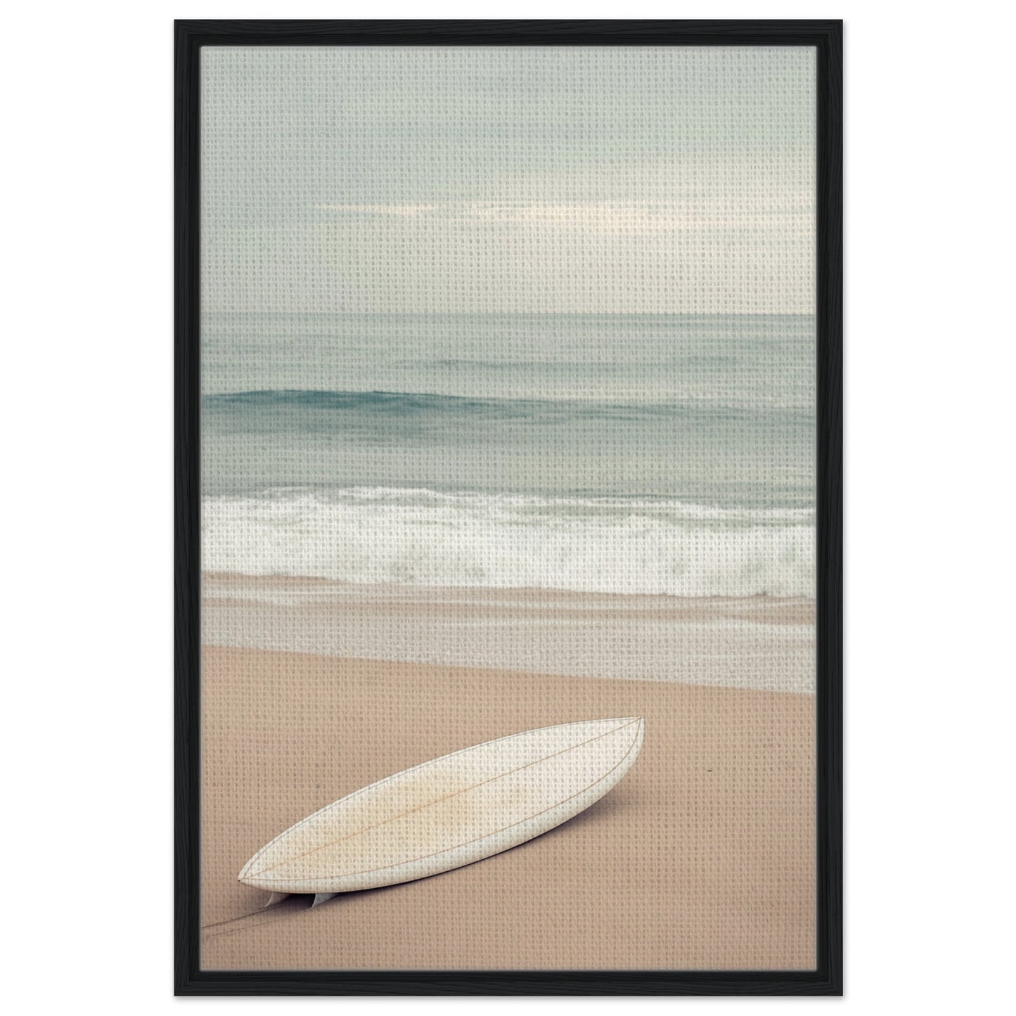 Verlassenes Surfbrett am Strand | Gerahmte Leinwand Schwarzer Rahmen 60x90 cm - Pixara