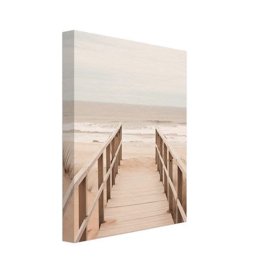 Leinwand „Weg zum Horizont“ mit Holzsteg durch helle Dünen zum ruhigen Meer unter pastelligem Himmel, 20x25 cm