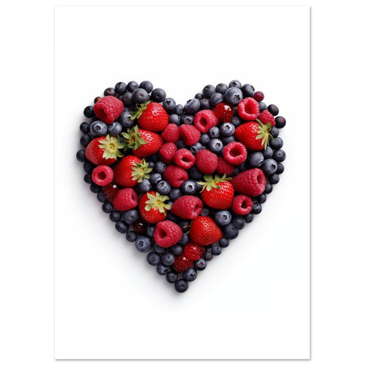 Poster „Beerenherz“ mit Herz aus roten, blauen und schwarzen Beeren auf weißem Hintergrund, 13 × 18 cm