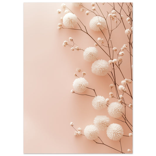 Poster „Zartes Fluff“ mit runde cremeweiße Blüten auf feinen Zweigen vor sanft rosafarbenem Hintergrund, 13x18 cm