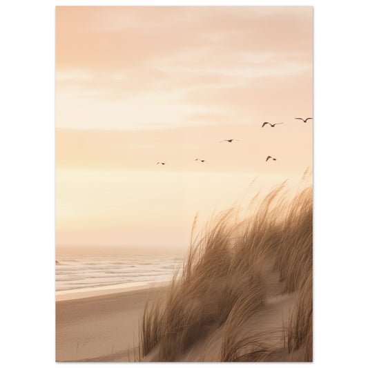 Poster „Flug in den Dämmerhimmel“ mit Dünen und Strandgräser im warmen Abendlicht mit kleinen Vögeln am Himmel, 13x18 cm