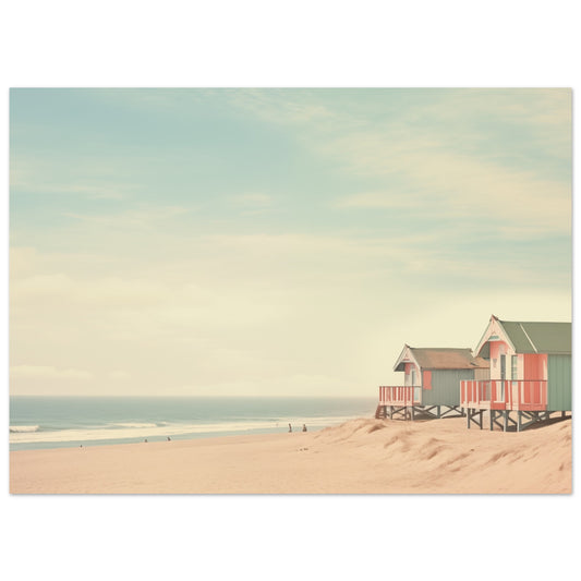 Poster „Stille Beobachtung“ mit ruhigem Pastellstrand mit kleinen roten Häusern, 13x18 cm