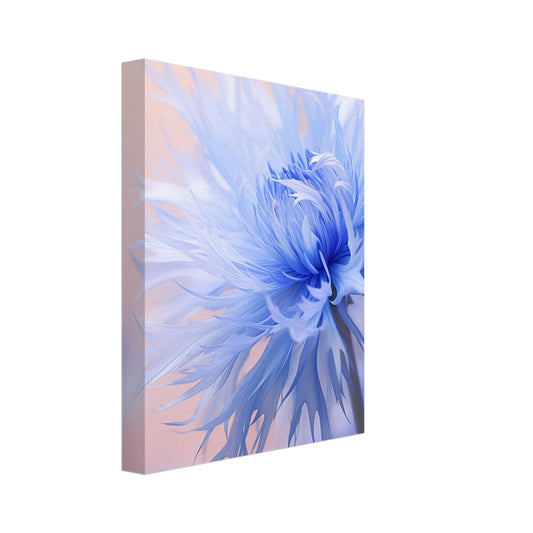Leinwand „Kornblume“ mit zarte blaue Kornblumen in weicher Aquarelloptik vor roséfarbenem Hintergrund, 20x25 cm
