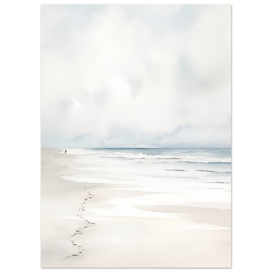 Poster „Sandspuren“ mit minimalistische helle Strandlandschaft mit sanften Spuren im Sand und blassem Himmel, 13x18 cm