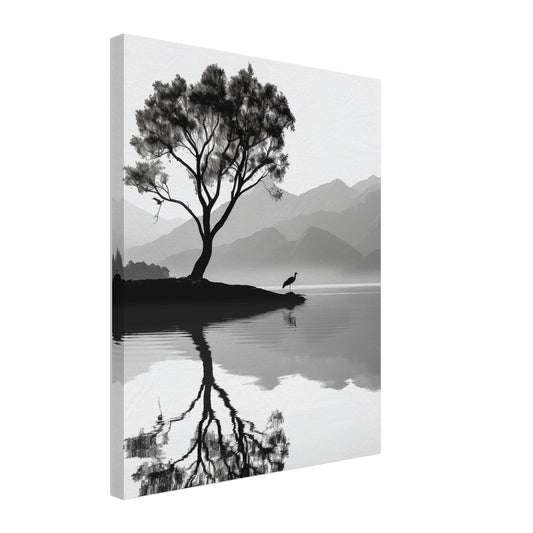 Leinwand „Reflexionen der Einsamkeit“ mit einsamem Baum mit Spiegelung vor nebligen Bergen, 40x50 cm