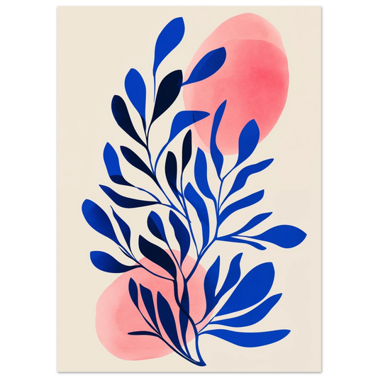 Poster „Blaues Blattwerk auf Korallhintergrund“ mit kobaltblaues Blattwerk mit korallrosa Akzenten auf hellem Grund, Format 13 × 18 cm