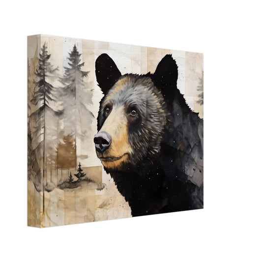 Leinwand „Wächter des Waldes“ mit schwarzem Bär vor hellem Nadelwald, 20x25 cm