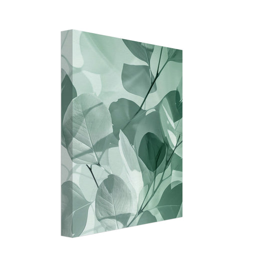 Leinwand „Eukalyptus-Träume“ mit abstrakte Eukalyptusblätter in überlagerten Mint- und Salbeigrün, 20x25 cm