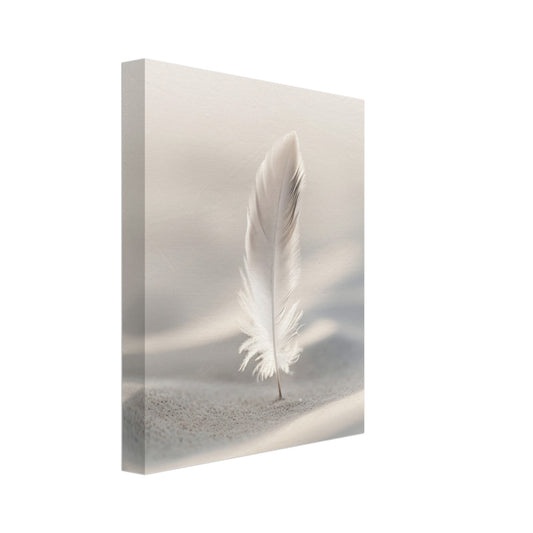 Leinwand „Sanfte Pause“ mit weiße Feder auf sanft gewellter heller Sandfläche in Creme und Beige, 20x25 cm