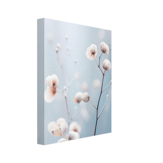 Leinwand „Sanfte Winterblüte“ mit feiner Winterzweig mit kleinen weißen Blüten oder Beeren vor hellblauem Hintergrund, 20x25 cm