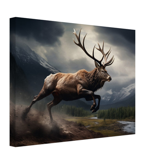 Leinwand „Eilender Monarch“ mit Hirsch in Bewegung vor dunkler Berglandschaft, 30x40 cm