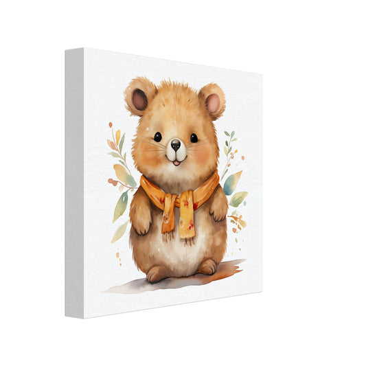 Leinwand „Quokka "Joey"“ mit niedliches Quokka mit orangefarbenem Schal und herbstlichen Blättern, 20x20 cm