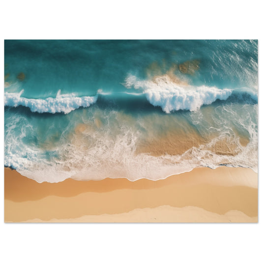 Poster „Küstenflüstern“ mit Luftaufnahme von türkisfarbenen Meereswellen an einem hellen Sandstrand, 13x18 cm