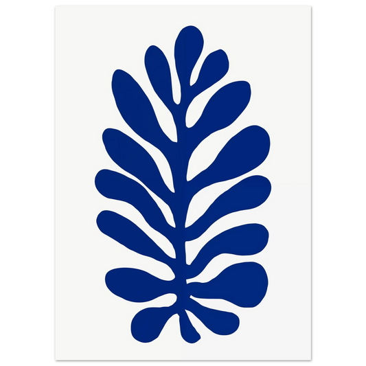 Poster „Matisse Leaf No. 1“ mit dunkelblaues organisches Blattmotiv im Matisse-Stil auf hellem Grund, 13x18 cm