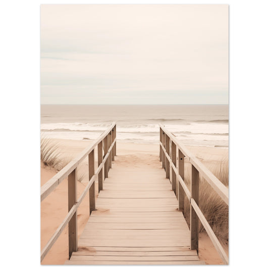 Poster „Weg zum Horizont“ mit Holzsteg durch helle Dünen zum ruhigen Meer unter pastelligem Himmel, 13x18 cm