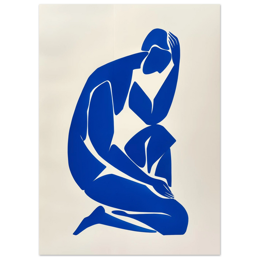 Poster „Stille Figur in Blau“ mit sitzender blauer Frauenfigur als reduzierte grafische Silhouette, 13x18 cm