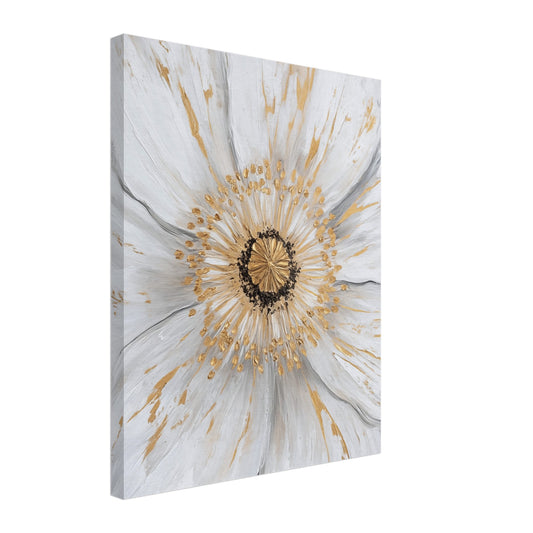 Leinwand „Weiße Blume mit goldenen Akzenten“ mit weiße Blüte in Nahaufnahme mit warmen goldenen Akzenten im Zentrum, 40x50 cm
