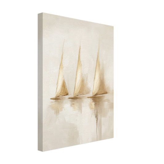 Leinwand „Ruhige Segel“ mit drei helle Segelboote in einer ruhigen, nebligen Meereslandschaft in Creme und Sand, 30x40 cm