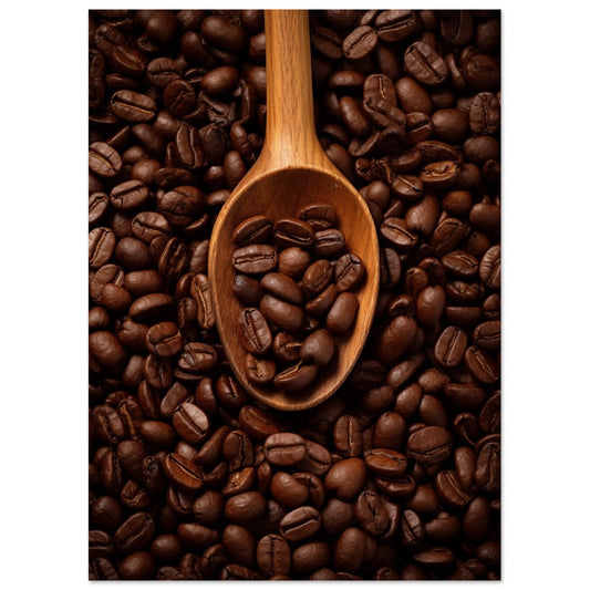 Poster „Kaffee-Refugium“ mit Kaffeebohnen mit Holzlöffel als detailreiches Stillleben in warmen Brauntönen, 13x18 cm