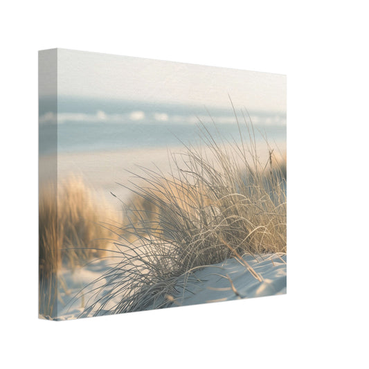 Leinwand „Sand und Schilf“ mit helle Sanddünen mit Strandgräsern und ruhigem Meer in Creme, Sand und zartem Blau, 20x25 cm