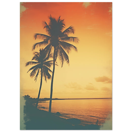 Poster „Abendruhe in Tangerine“ mit zwei Palmen vor orangefarbenem Sonnenuntergang am Meer, 13 × 18 cm