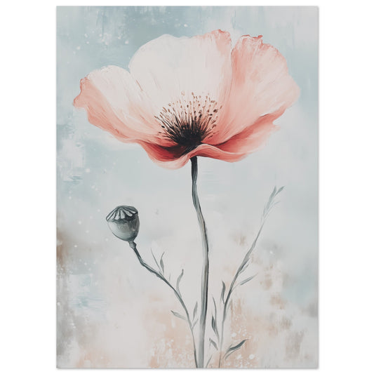 Poster „Mohnblume in sanften Farben“ mit zarte rosa Mohnblume vor weich aquarelliertem Hintergrund in Hellblau und Creme, 13x18 cm
