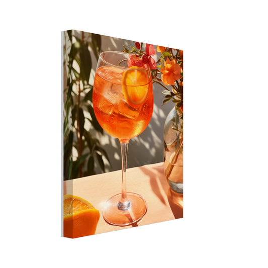 Leinwand „Sonniger Aperitivo“ mit Aperitivo-Cocktail im Weinglas auf sonnigem Tisch mit Orangen und Blüten, 20x25 cm