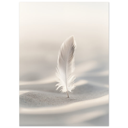 Poster „Sanfte Pause“ mit weiße Feder auf sanft gewellter heller Sandfläche in Creme und Beige, 13x18 cm