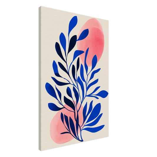 Leinwand „Blaues Blattwerk auf Korallhintergrund“ mit kobaltblaues Blattwerk mit korallrosa Akzenten auf hellem Grund, Format 60 × 90 cm