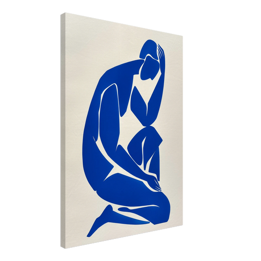 Leinwand „Stille Figur in Blau“ mit sitzender blauer Frauenfigur als reduzierte grafische Silhouette, 50x70 cm