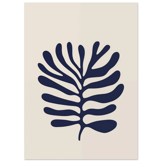 Poster „Marine Leaf No. 1“ mit dunkelblaues botanisches Blattmotiv im Matisse-Stil auf cremefarbenem Grund, 13x18 cm